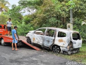 Livina Ludes Terbakar di Tanjakan Tompak Kulon Progo Livina Ludes Terbakar di Tanjakan Tompak Kulon Progo