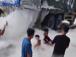 Truk Bawa Oksigen Menguap Jadi Kepulan Asap di Labusel, Warga Asyik Berswafoto Truk Bawa Oksigen Menguap Jadi Kepulan Asap di Labusel, Warga Asyik Berswafoto