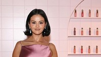 Foto: Selena Gomez Pakai Mini Dress Usai Disebut Merendahkan Model