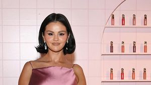 Foto: Selena Gomez Pakai Mini Dress Usai Disebut Merendahkan Model