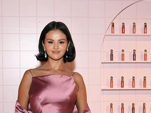 Foto: Selena Gomez Pakai Mini Dress Usai Disebut Merendahkan Model