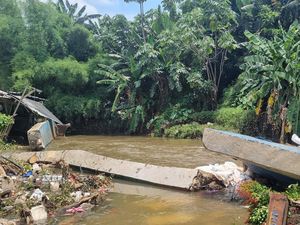 Video Rumah Warga Kebanjiran gegara Tanggul Baswedan Jati Padang Jebol Video Rumah Warga Kebanjiran gegara Tanggul Baswedan Jati Padang Jebol