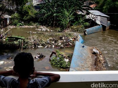 Tanggul Baswedan Jebol, Jati Padang Jaksel Terendam Banjir