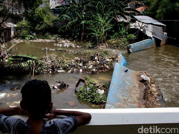 Tanggul Baswedan Jebol, Jati Padang Jaksel Terendam Banjir