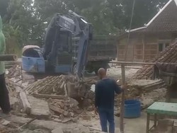 Pria Sragen Ngamuk Tuding Istri Serong, Rumah Rp 170 Juta Kini Rata Tanah Pria Sragen Ngamuk Tuding Istri Serong, Rumah Rp 170 Juta Kini Rata Tanah