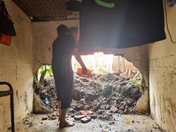 Video: Dinding Rumah Warga di Jati Padang Jaksel Jebol Diterjang Banjir