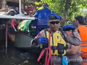 Anggota Polda Jateng Terjang Banjir Bantu Pemakaman Warga Semarang