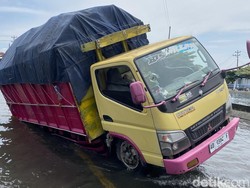 Truk Nyaris Terguling Usai Terperosok Lubang Tertutup Banjir di Kaligawe Truk Nyaris Terguling Usai Terperosok Lubang Tertutup Banjir di Kaligawe