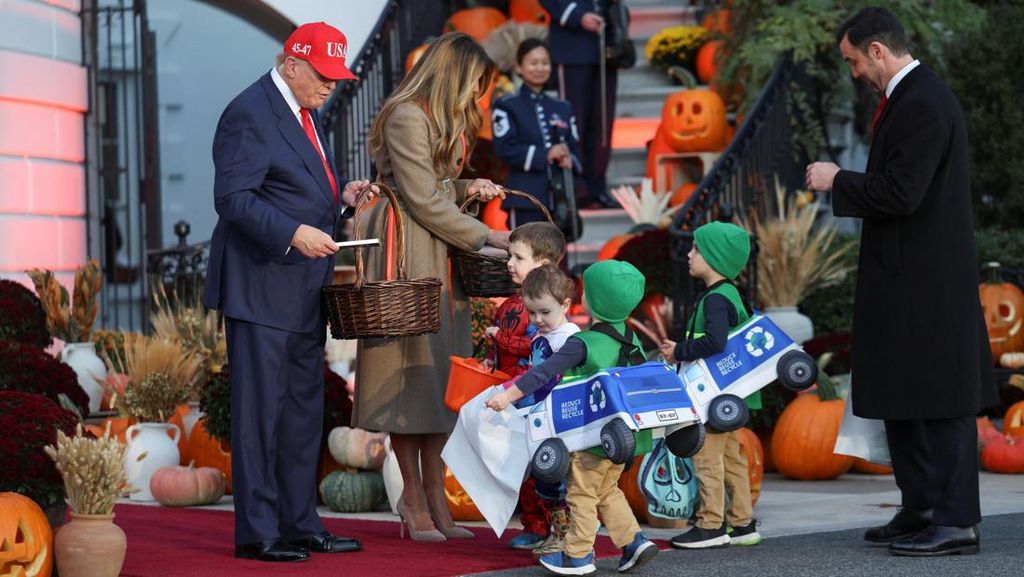 Trump dan Melania Rayakan Halloween Meriah di Gedung Putih Trump dan Melania Rayakan Halloween Meriah di Gedung Putih