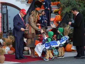 Trump dan Melania Rayakan Halloween Meriah di Gedung Putih Trump dan Melania Rayakan Halloween Meriah di Gedung Putih