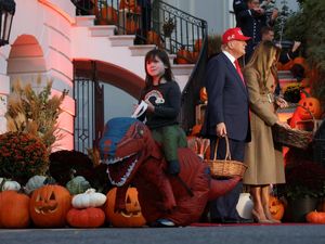 Video: Momen Trump Bagi-bagi Permen Tradisi Halloween di Gedung Putih Video: Momen Trump Bagi-bagi Permen Tradisi Halloween di Gedung Putih