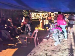 Warga Tarakan Bertahan, Blokade Akses Limbah PT PRI hingga Malam