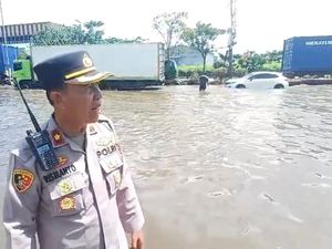 Jalan Raya Kaligawe Semarang Masih Tergenang Siang Ini