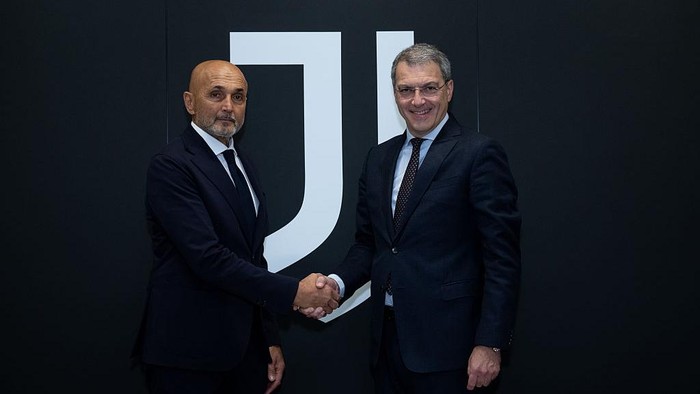 TURIN, ITALY - OCTOBER 30: Juventus New Head Coach Luciano Spalletti (L) with Damien Comolli at his arrival at Juventus headquarters  on October 30, 2025 in Turin, Italy.  (Photo by Daniele Badolato - Juventus FC/Juventus FC via Getty Images)
