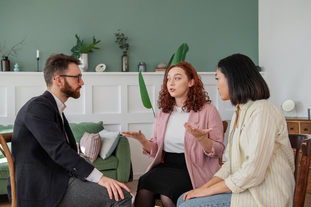 /Foto: Freepik.com/Freepik Kecerdasan emosional adalah skill unggulan di era AI yang membuat manusia mampu memahami, mengelola, dan merespons emosi dengan bijak di lingkungan kerja modern.