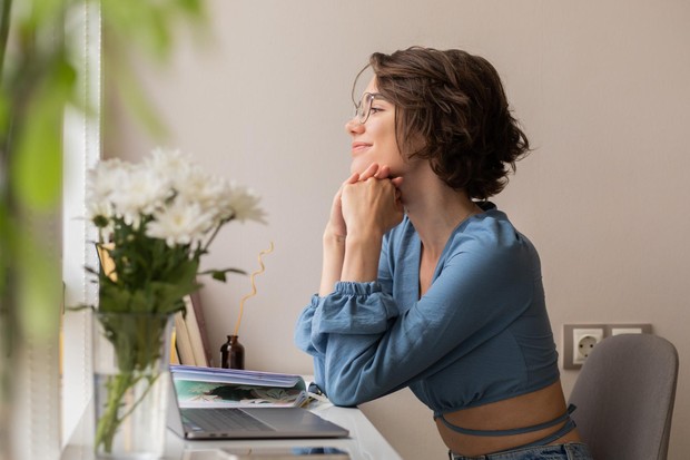 /Foto: Freepik.com/lookstudio Ketahanan diri adalah skill unggulan di era AI karena membantu manusia tetap kuat menghadapi tekanan, kegagalan, dan perubahan drastis.