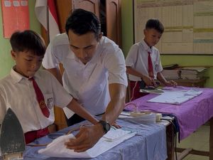Viral Guru PAI Pak Viki Ajarkan Setrika-Cuci Piring Siswa Cowok, Antipatriarki!