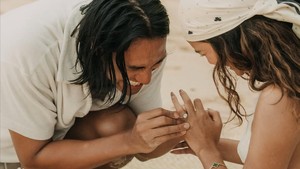 Sean Gelael Lamar Hana Malasan, Cincin dalam Batok Kelapa Muda Bikin Baper!