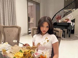 Hobi Makan, Begini Asyiknya Fuji Mukbang Nasi Padang hingga Mie Goreng