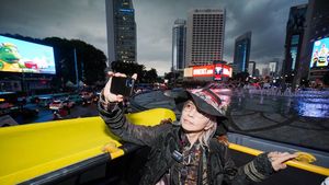 Jelang Konser, HYDE Nikmati Jakarta Naik Bus Tingkat