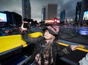 Jelang Konser, HYDE Nikmati Jakarta Naik Bus Tingkat