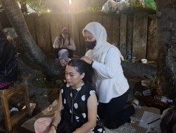 Iseng Berujung Cuan, Mina-Sinci Buka Jasa Kepang Rambut di Konser BLACKPINK