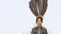 Ayu Dyah Andari Hadirkan Warisan Batik Benang Bintik Kalteng ke Panggung JFW