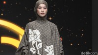 Nada Puspita Hadirkan 'Monoglam' Koleksi Nuansa Hitam di Show Tunggal Perdana