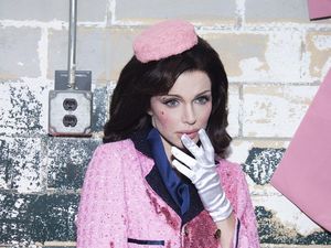 Foto: Kostum Halloween Kontroversial Julia Fox, Bergaya Ala Jackie Kennedy