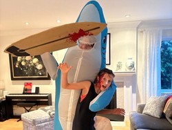 Eks PM Kanada Justin Trudeau Jadi Hiu di Halloween demi Katy Perry? Eks PM Kanada Justin Trudeau Jadi Hiu di Halloween demi Katy Perry?