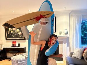 Eks PM Kanada Justin Trudeau Jadi Hiu di Halloween demi Katy Perry? Eks PM Kanada Justin Trudeau Jadi Hiu di Halloween demi Katy Perry?