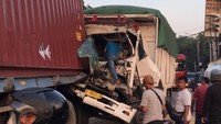 Ngerinya Tabrakan di Bekasi, Kepala Truk Sampai Gepeng Usai Kecelakaan