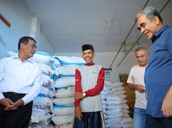 Ketua MPR dan Mentan Sidak Kios Pupuk, Petani Gembira Harga Makin Murah