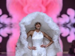 Gaun Pengantin Modern Nan Puitis Karya Rama Dauhan dan Didi Budiardjo