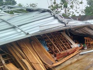 Gunungkidul Diterjang Angin, Rumah Rusak-Tenda Drag Race Porak Poranda Gunungkidul Diterjang Angin, Rumah Rusak-Tenda Drag Race Porak Poranda