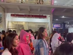 Lepek Gak Ngaruh! Demi BLACKPINK, Nagita Slavina-Aaliyah Massaid Hujan-hujanan