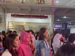 Lepek Gak Ngaruh! Demi BLACKPINK, Nagita Slavina-Aaliyah Massaid Hujan-hujanan