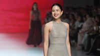 Senyum Merekah Maudy Ayunda Jadi Model di JFW