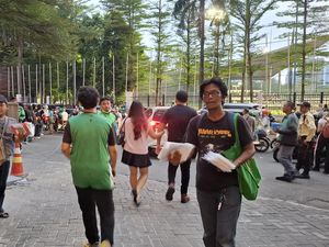 Penjual Jas Hujan Banjir Rezeki di Konser BLACKPINK Penjual Jas Hujan Banjir Rezeki di Konser BLACKPINK