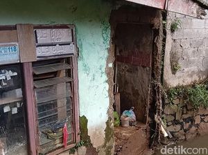 Rumah Jebol Diterjang Banjir, Warga di Jati Padang Tak Berani Tidur di Rumah