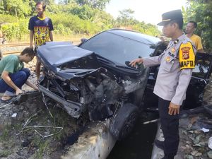 Ayah dan Anak di Prabumulih Selamat Usai Mobilnya Terseret Kereta Api