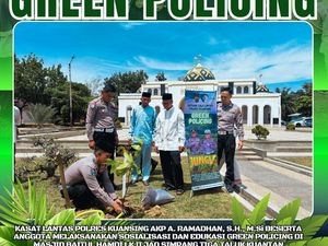 Polisi Tanam Pohon di Masjid Kuansing, Wujudkan Lingkungan Lestari Polisi Tanam Pohon di Masjid Kuansing, Wujudkan Lingkungan Lestari