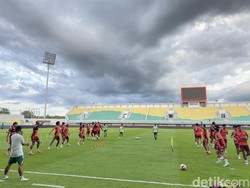 25 Pemain PSM Siap Hadapi Madura United, Pelatih Tomas Tak Pimpin Latihan
