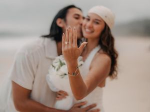 Sean Gelael Lamar Hana Malasan di Sumba, Kasih Cincin dalam Kelapa