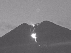 Semeru Muntahkan Lava Pijar Sejauh 2,5 Km Pagi Ini Semeru Muntahkan Lava Pijar Sejauh 2,5 Km Pagi Ini