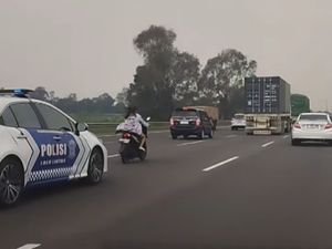 Video: Heboh Wanita Naik Motor Tanpa Helm Masuk Tol Cikampek Video: Heboh Wanita Naik Motor Tanpa Helm Masuk Tol Cikampek