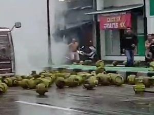 Truk Terguling di Jalan Jogja-Solo, Muatan Gas Melon Berceceran Truk Terguling di Jalan Jogja-Solo, Muatan Gas Melon Berceceran