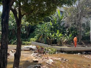 Tanggul Baswedan Jebol, Air Masih Meluap Meski Ditahan Karung Pasir