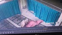 Pemuda Lecehkan Wanita Saat Salat di Masjid, Aksi Bejatnya Terekam CCTV