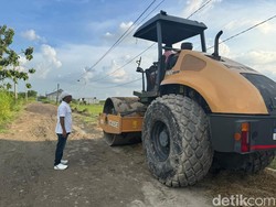 Kerap Bahayakan Warga Saat Hujan, Jalan Desa Lampah Gresik Diperbaiki